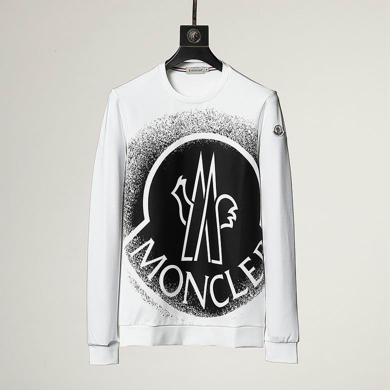 Le sweat Moncler combine élégance et confort. Son design raffiné et ses matériaux haut de gamme en font un choix incontournable pour les amateurs de mode.