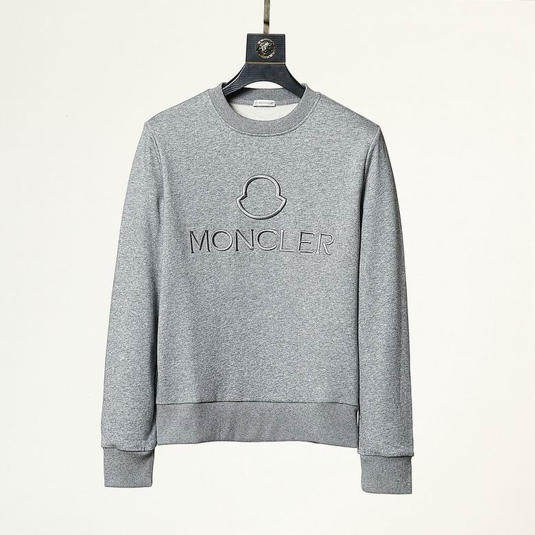 Le sweat Moncler combine élégance et confort. Son design raffiné et ses matériaux haut de gamme en font un choix incontournable pour les amateurs de mode.
