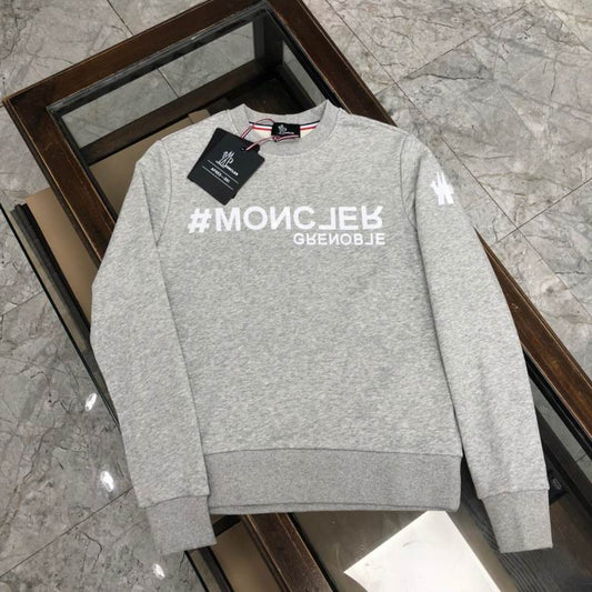 Le sweat Moncler combine élégance et confort. Son design raffiné et ses matériaux haut de gamme en font un choix incontournable pour les amateurs de mode.