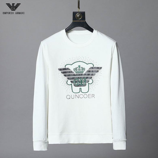 Le Sweat Armani Homme allie élégance et modernité.