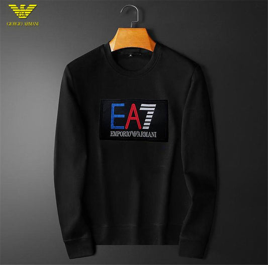 Le Sweat Armani Homme allie élégance et modernité.