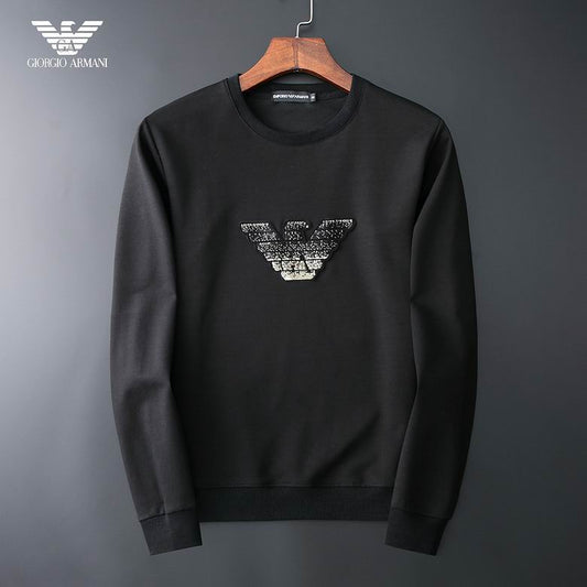 Le Sweat Armani Homme allie élégance et modernité.