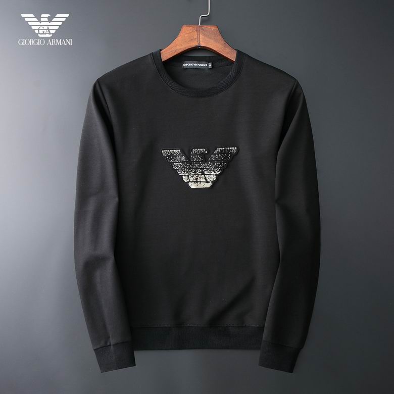 Le Sweat Armani Homme allie élégance et modernité.