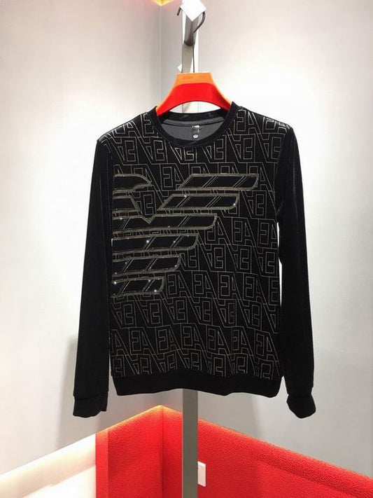 Le Sweat Armani Homme allie élégance et modernité.