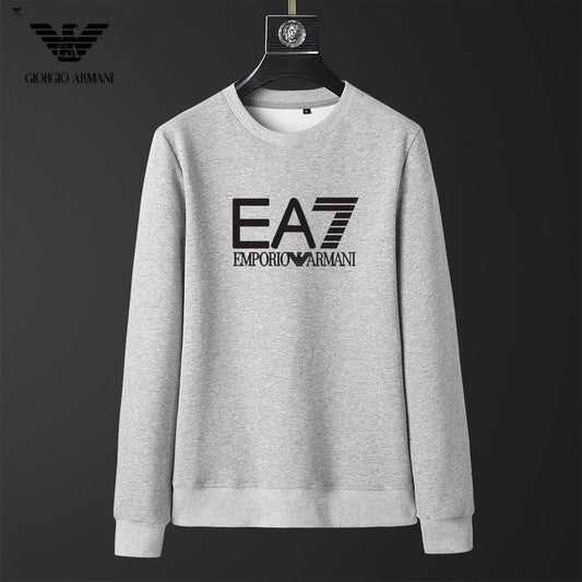 Le Sweat Armani Homme allie élégance et modernité.