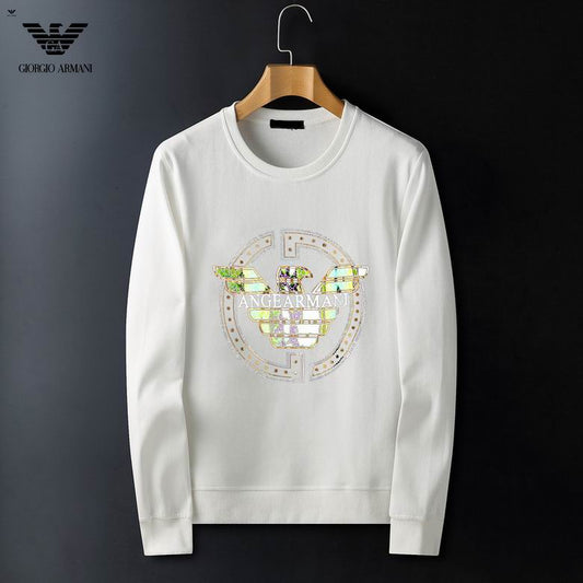 Le Sweat Armani Homme allie élégance et modernité.