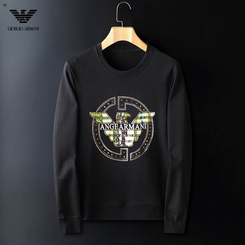Le Sweat Armani Homme allie élégance et modernité.