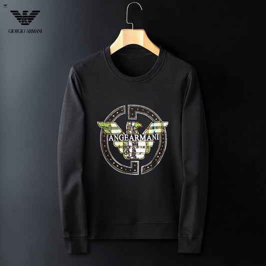 Le Sweat Armani Homme allie élégance et modernité.