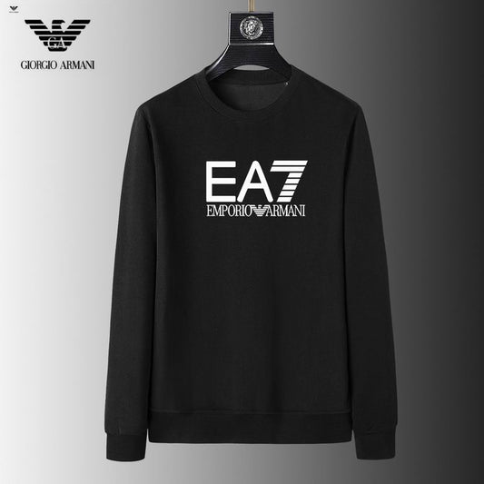 Le Sweat Armani Homme allie élégance et modernité.