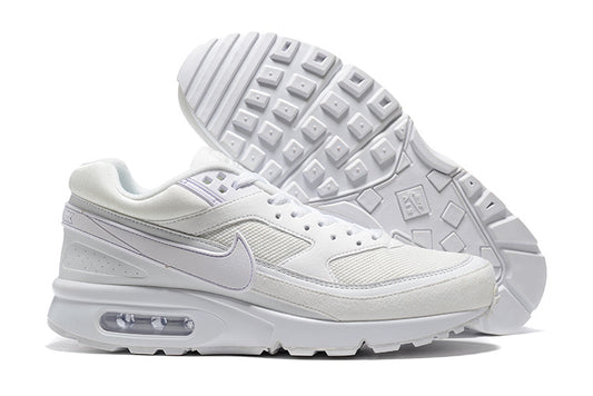 Les baskets Nike Air Max BW Femme, aussi connues sous le nom de "Big Window" en raison de leur bulle d'air plus large, incarnent un style iconique qui traverse les décennies.