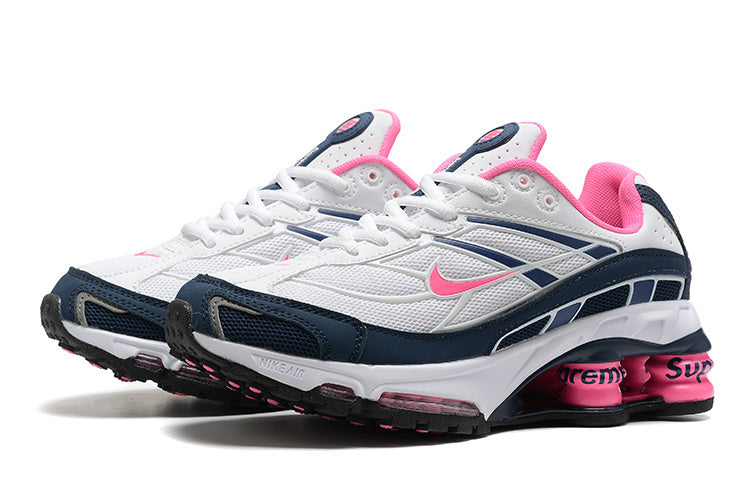 Les baskets Supreme X Nike Shox Ride 2 Femme résultent d'une collaboration emblématique entre deux géants du monde du sport et de la mode.