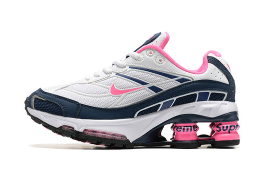 Les baskets Supreme X Nike Shox Ride 2 Femme résultent d'une collaboration emblématique entre deux géants du monde du sport et de la mode.