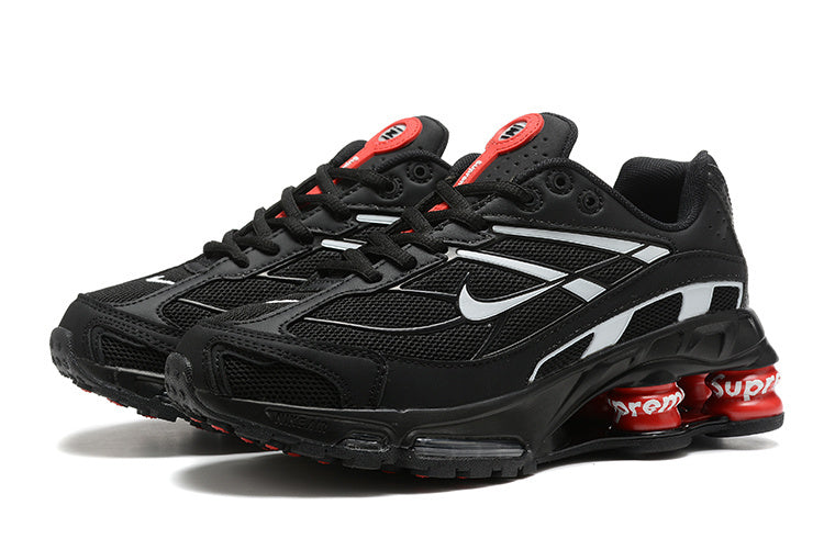 Les baskets Supreme X Nike Shox Ride 2 Femme résultent d'une collaboration emblématique entre deux géants du monde du sport et de la mode.