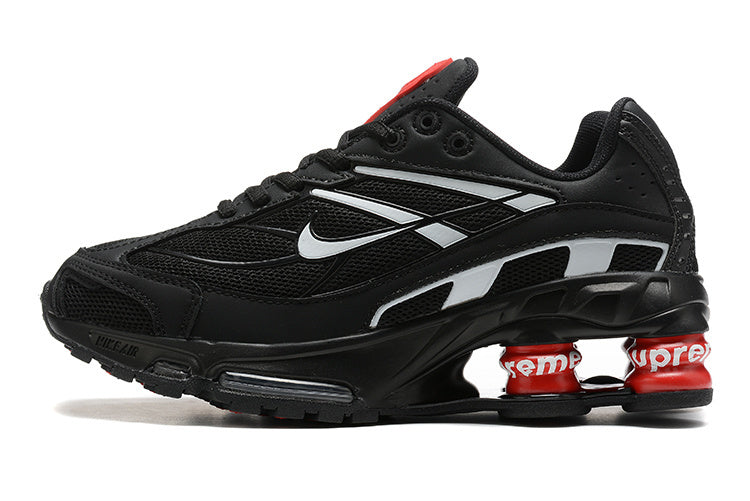 Les baskets Supreme X Nike Shox Ride 2 Femme résultent d'une collaboration emblématique entre deux géants du monde du sport et de la mode.
