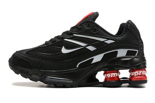 Les baskets Supreme X Nike Shox Ride 2 Femme résultent d'une collaboration emblématique entre deux géants du monde du sport et de la mode.