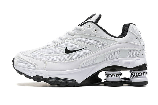 Les baskets Supreme X Nike Shox Ride 2 Femme résultent d'une collaboration emblématique entre deux géants du monde du sport et de la mode.