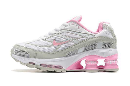 Les baskets Supreme X Nike Shox Ride 2 Femme résultent d'une collaboration emblématique entre deux géants du monde du sport et de la mode.