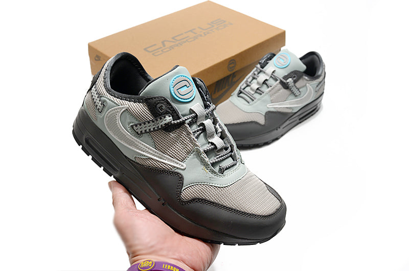 Les baskets Nike Air Max 1 Femme incarnent l’héritage emblématique de la marque Nike, combinant un design intemporel avec des touches modernes.