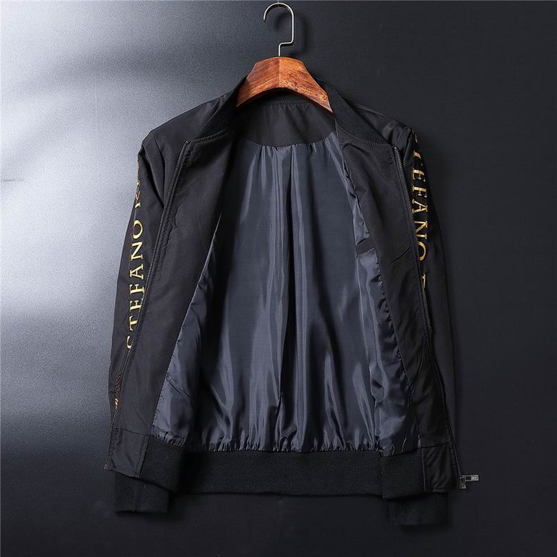 Les vestes Armani allient élégance et modernité. Leur design sophistiqué et leurs matériaux haut de gamme en font un choix incontournable.pas cher. Le moins cher.