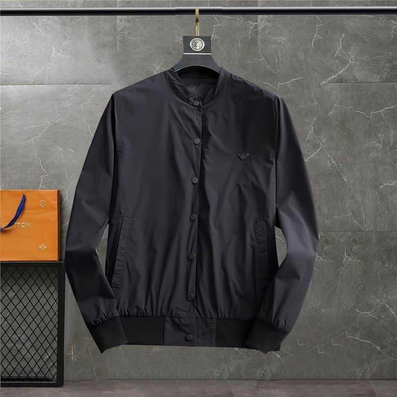 Les vestes Armani allient élégance et modernité. Leur design sophistiqué et leurs matériaux haut de gamme en font un choix incontournable.pas cher. Le moins cher.