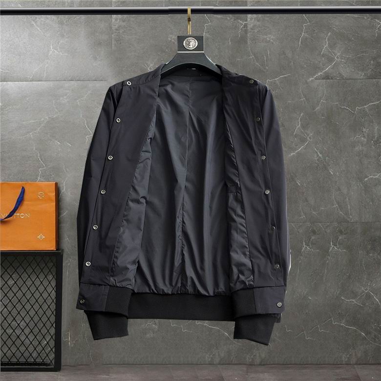 Les vestes Armani allient élégance et modernité. Leur design sophistiqué et leurs matériaux haut de gamme en font un choix incontournable.pas cher. Le moins cher.