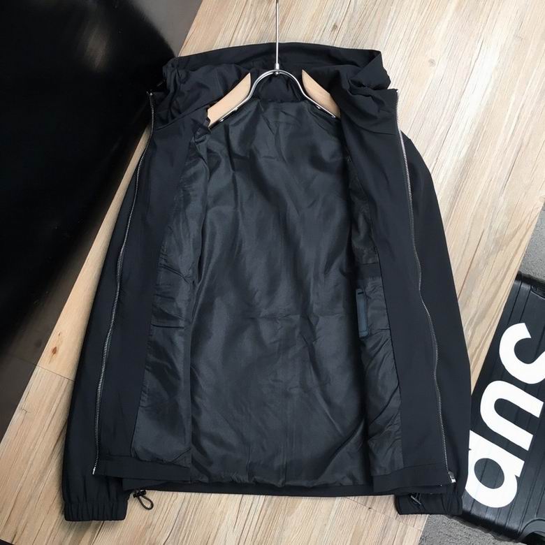 Les vestes Armani allient élégance et modernité. Leur design sophistiqué et leurs matériaux haut de gamme en font un choix incontournable.pas cher. Le moins cher.