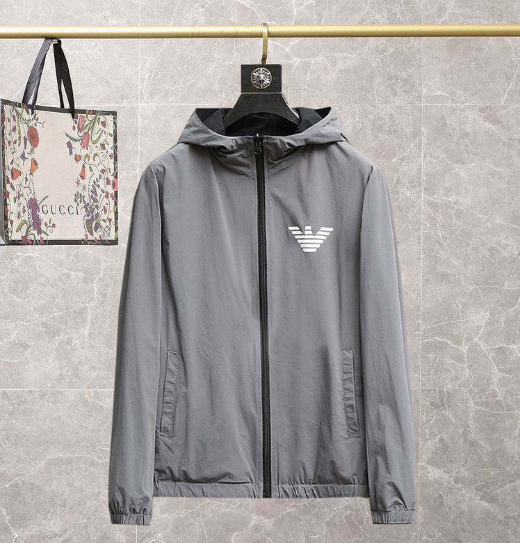Les vestes Armani allient élégance et modernité. Leur design sophistiqué et leurs matériaux haut de gamme en font un choix incontournable.pas cher. Le moins cher.