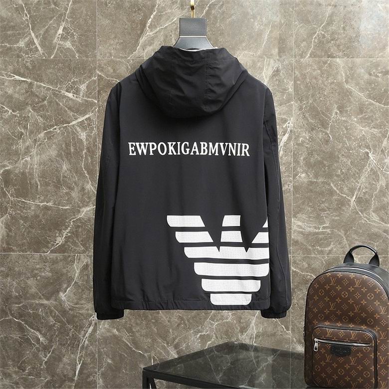 Les vestes Armani allient élégance et modernité. Leur design sophistiqué et leurs matériaux haut de gamme en font un choix incontournable.pas cher. Le moins cher.