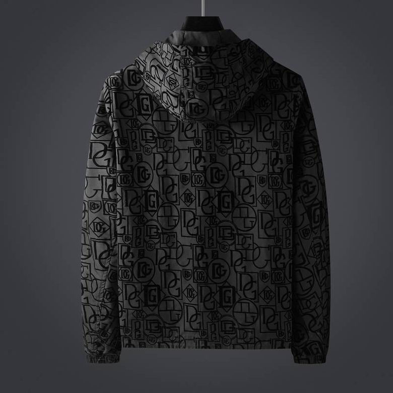 Profitez du mélange parfait de style et de fonctionnalité avec les vestes Dolce Gabbana, conçus pour ceux qui recherchent l'excellence en termes de confort et de performance.