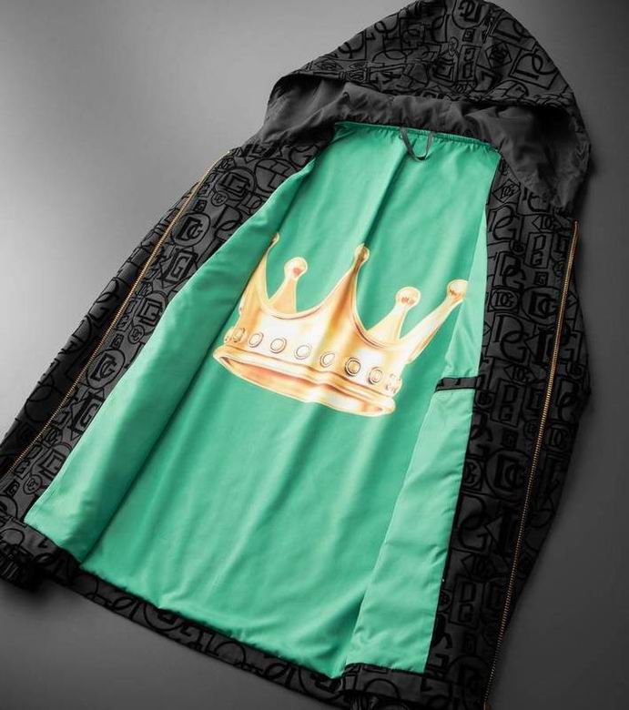 Profitez du mélange parfait de style et de fonctionnalité avec les vestes Dolce Gabbana, conçus pour ceux qui recherchent l'excellence en termes de confort et de performance.