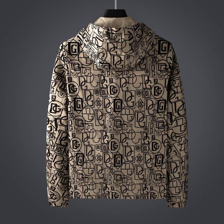 Profitez du mélange parfait de style et de fonctionnalité avec les vestes Dolce Gabbana, conçus pour ceux qui recherchent l'excellence en termes de confort et de performance.