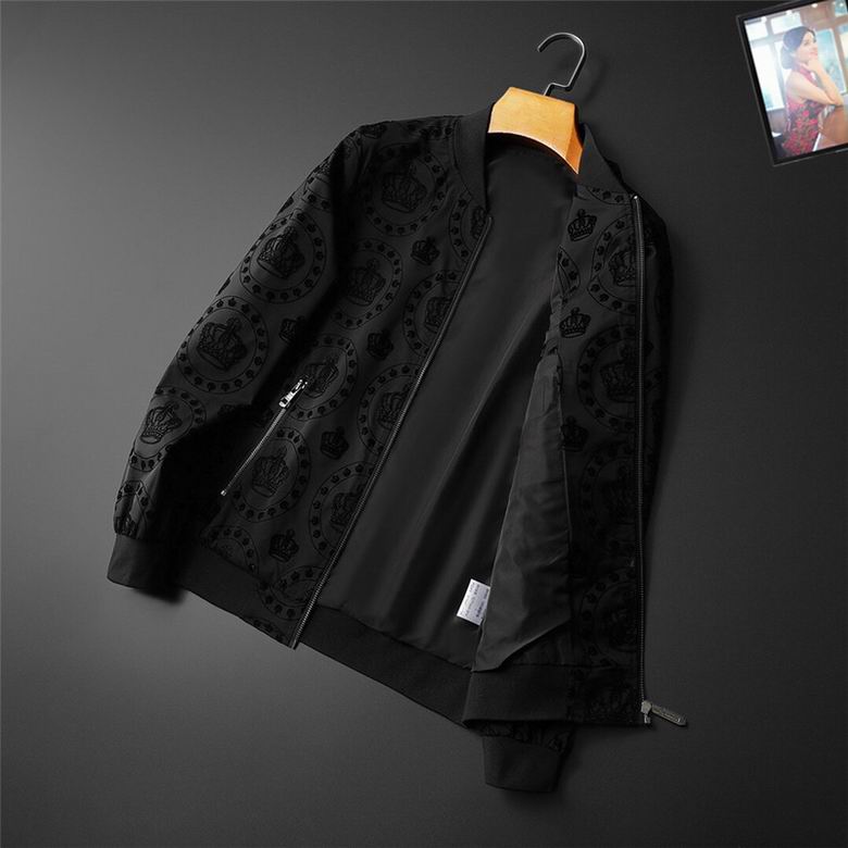 Profitez du mélange parfait de style et de fonctionnalité avec les vestes Dolce Gabbana, conçus pour ceux qui recherchent l'excellence en termes de confort et de performance.