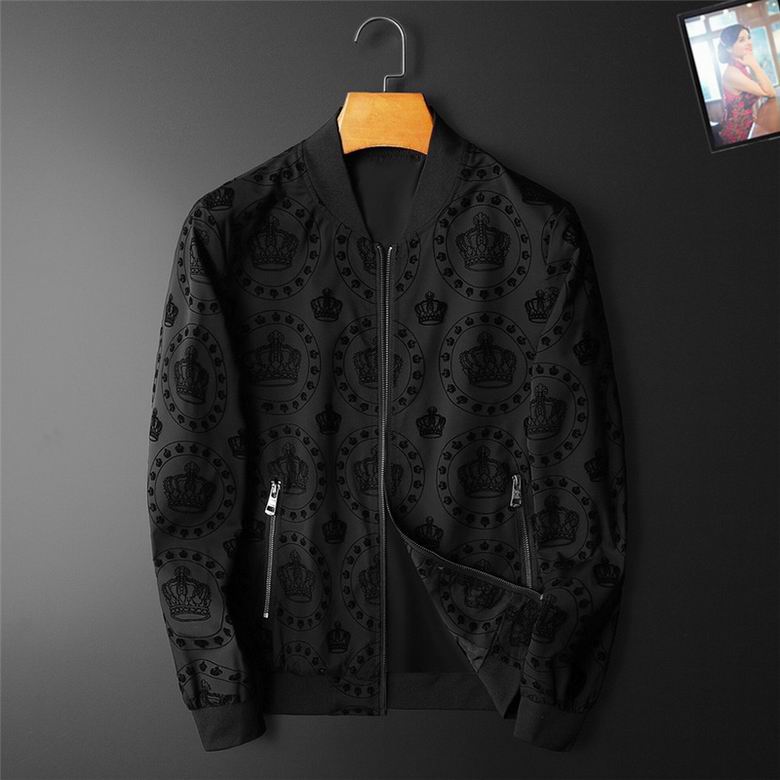 Profitez du mélange parfait de style et de fonctionnalité avec les vestes Dolce Gabbana, conçus pour ceux qui recherchent l'excellence en termes de confort et de performance.