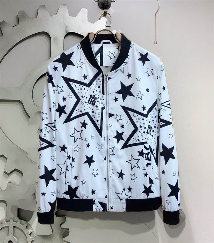 Profitez du mélange parfait de style et de fonctionnalité avec les vestes Dolce Gabbana, conçus pour ceux qui recherchent l'excellence en termes de confort et de performance.