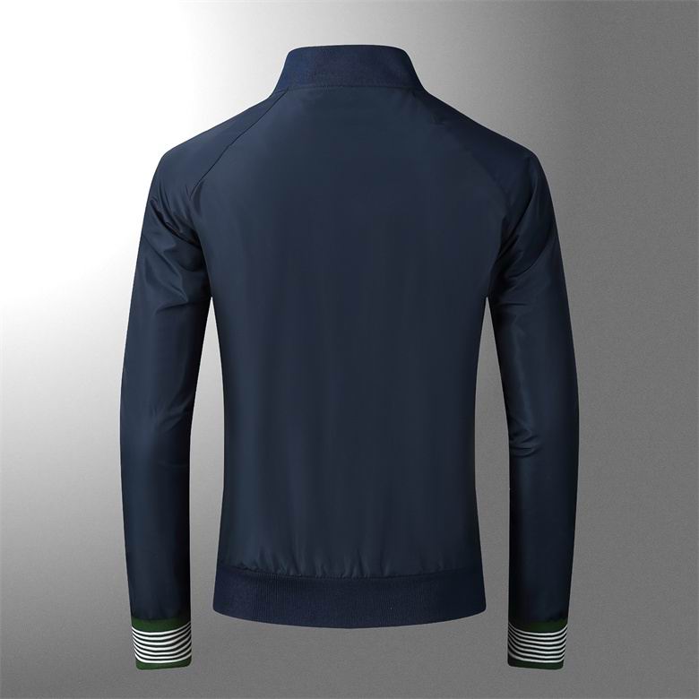 Les vestes Lacoste allient élégance et sportivité. Leur design épuré et leurs matériaux de qualité en font un choix incontournable.pas cher. Le moins cher.