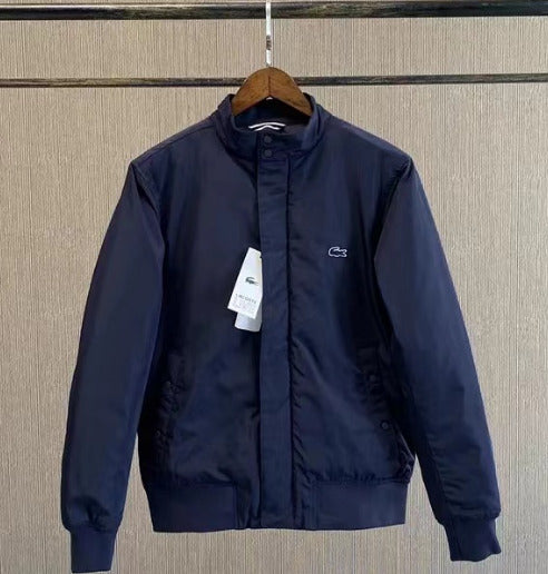 Les vestes Lacoste allient élégance et sportivité. Leur design épuré et leurs matériaux de qualité en font un choix incontournable.pas cher. Le moins cher.