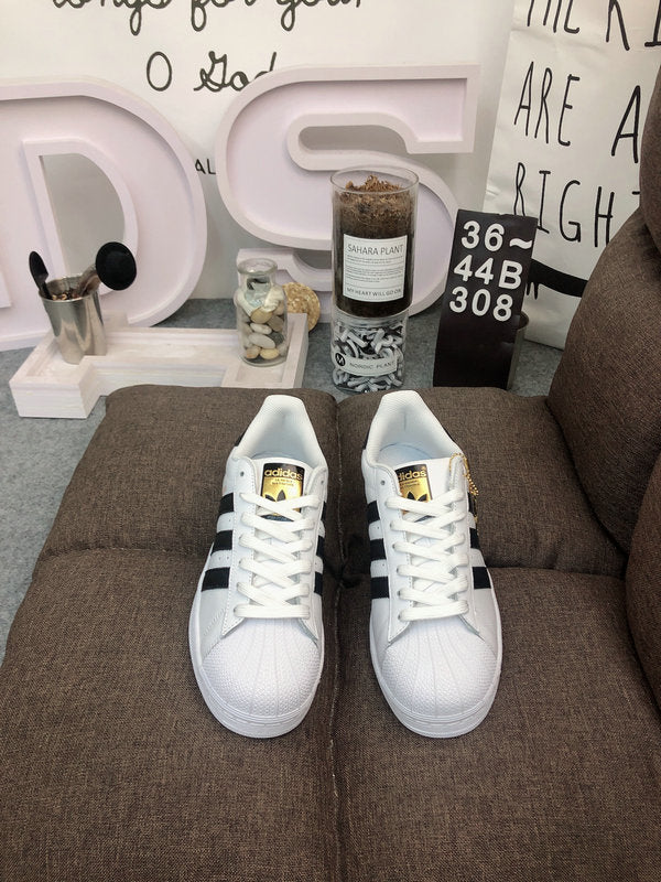 Les baskets Adidas Superstar Femme, emblématiques et intemporelles, ont été un symbole de style et de culture depuis leur lancement en 1969.