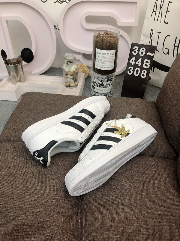 Les baskets Adidas Superstar Femme, emblématiques et intemporelles, ont été un symbole de style et de culture depuis leur lancement en 1969.