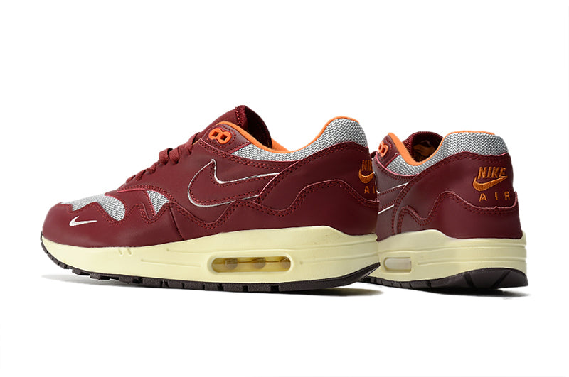 Les baskets Nike Air Max 1 Femme incarnent l’héritage emblématique de la marque Nike, combinant un design intemporel avec des touches modernes.
