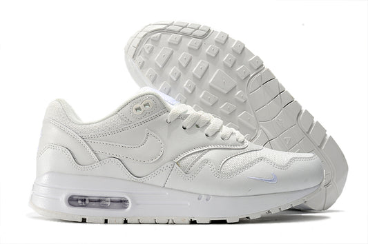 Les baskets Nike Air Max 1 Femme incarnent l’héritage emblématique de la marque Nike, combinant un design intemporel avec des touches modernes.