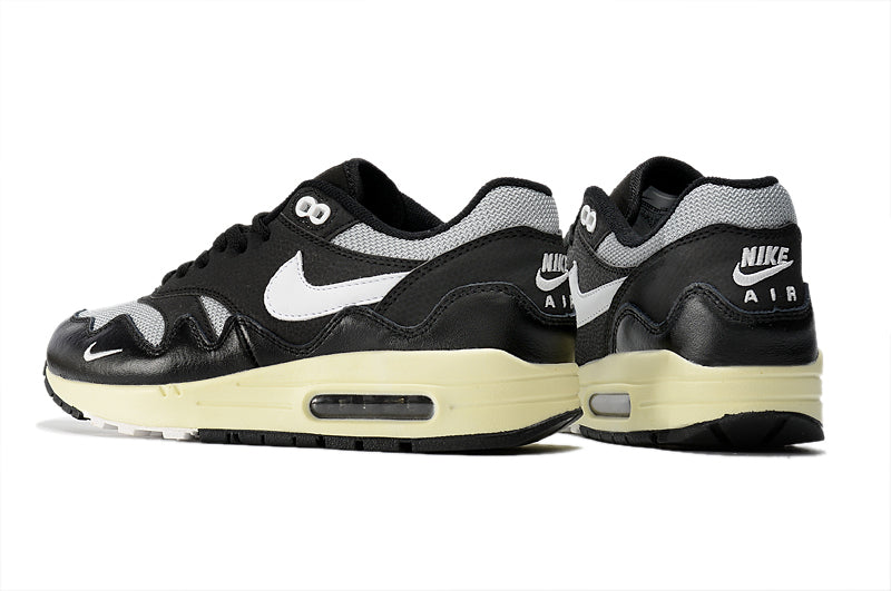 Les baskets Nike Air Max 1 Femme incarnent l’héritage emblématique de la marque Nike, combinant un design intemporel avec des touches modernes.