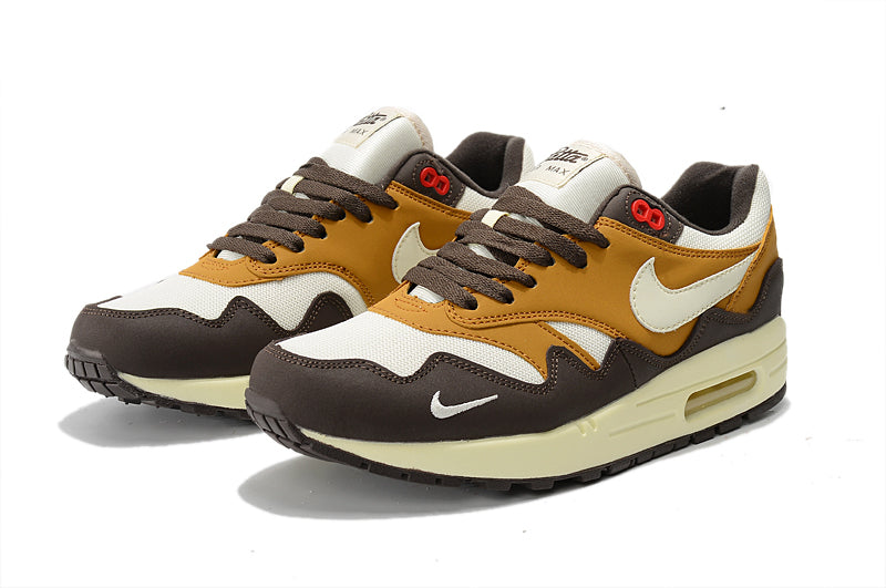 Les baskets Nike Air Max 1 Femme incarnent l’héritage emblématique de la marque Nike, combinant un design intemporel avec des touches modernes.
