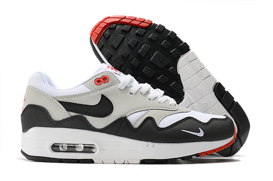 Les baskets Nike Air Max 1 Femme incarnent l’héritage emblématique de la marque Nike, combinant un design intemporel avec des touches modernes.