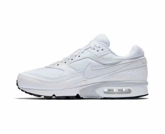 Les baskets Nike Air Max BW Femme, aussi connues sous le nom de "Big Window" en raison de leur bulle d'air plus large, incarnent un style iconique qui traverse les décennies.