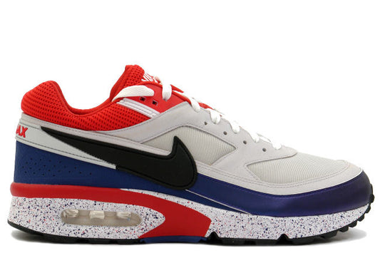 Les baskets Nike Air Max BW Femme, aussi connues sous le nom de "Big Window" en raison de leur bulle d'air plus large, incarnent un style iconique qui traverse les décennies.