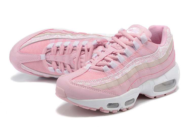 Les baskets Nike Air Max 95 Femme incarnent parfaitement l'évolution emblématique de la ligne Nike.