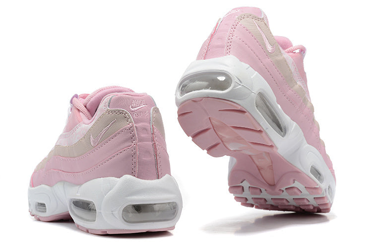 Les baskets Nike Air Max 95 Femme incarnent parfaitement l'évolution emblématique de la ligne Nike.