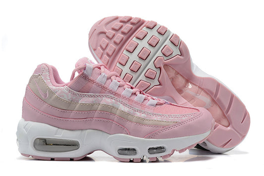 Les baskets Nike Air Max 95 Femme incarnent parfaitement l'évolution emblématique de la ligne Nike.