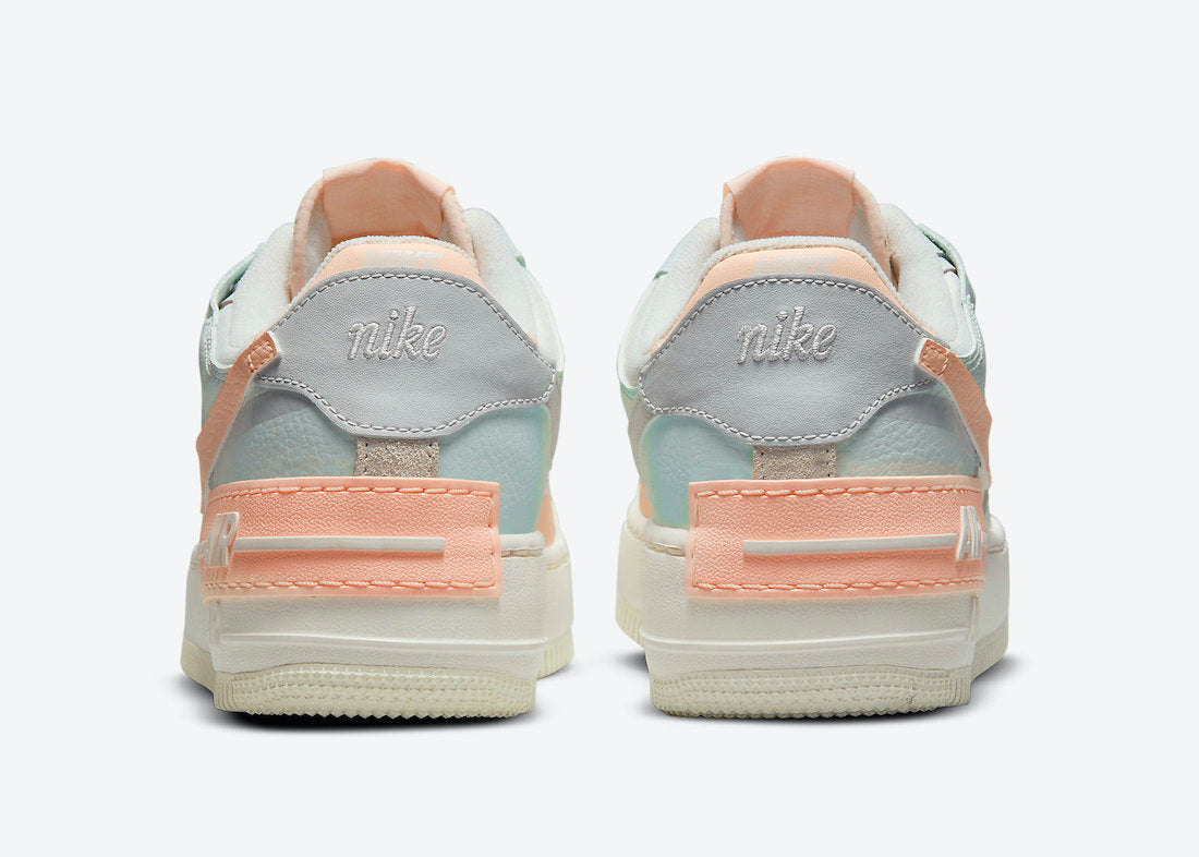 Les Nike Air Force 1 Shadow Femme sont disponibles dans une gamme de coloris variés pour s'adapter à tous les styles.