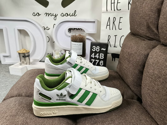 Premièrement : Les baskets Adidas Forum 84 Low "Crew Green" Femme combinent performance et style de manière exceptionnelle.